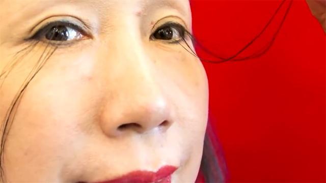 Longest natural lashes in the world (2)